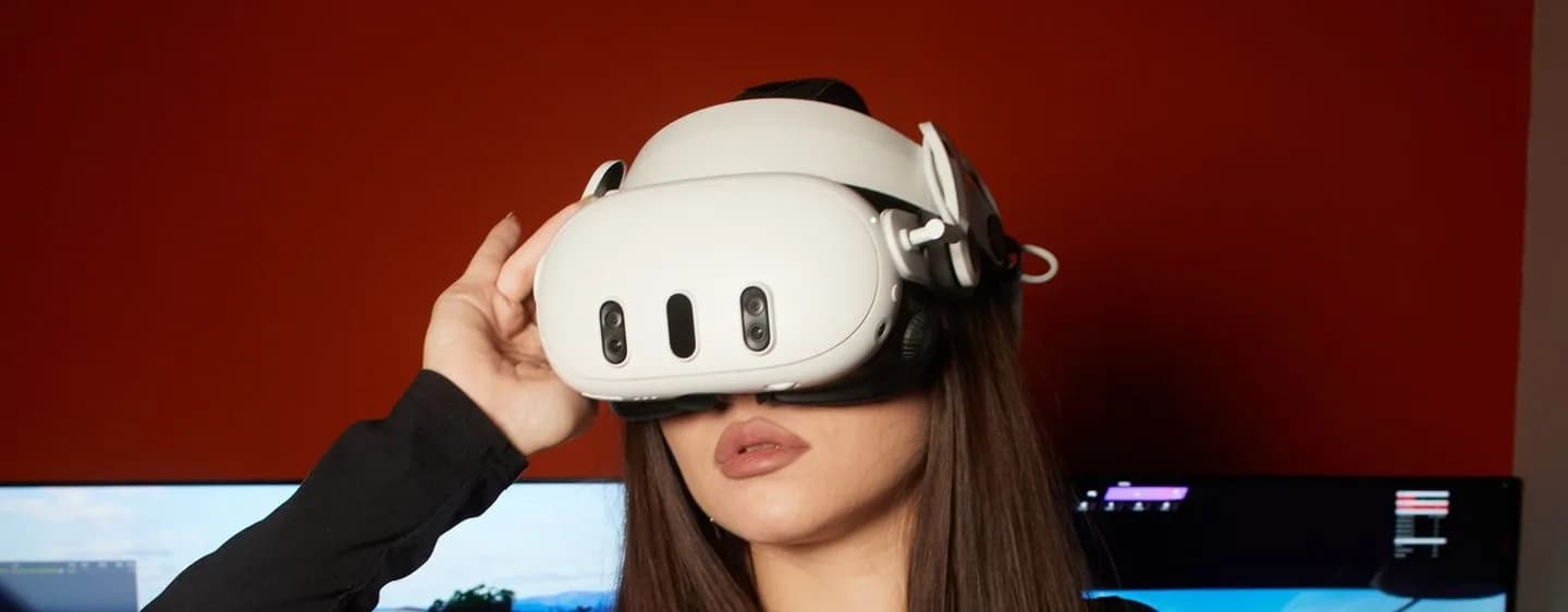 Гостья клуба АвтоСим надевает VR-очки перед заездом
